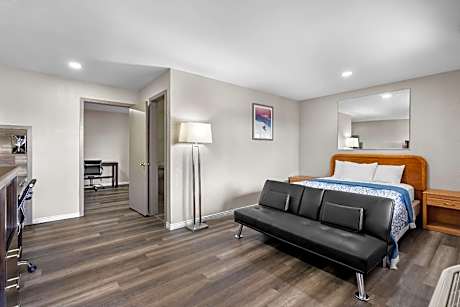 1 King Bed Suite Nonsmoking