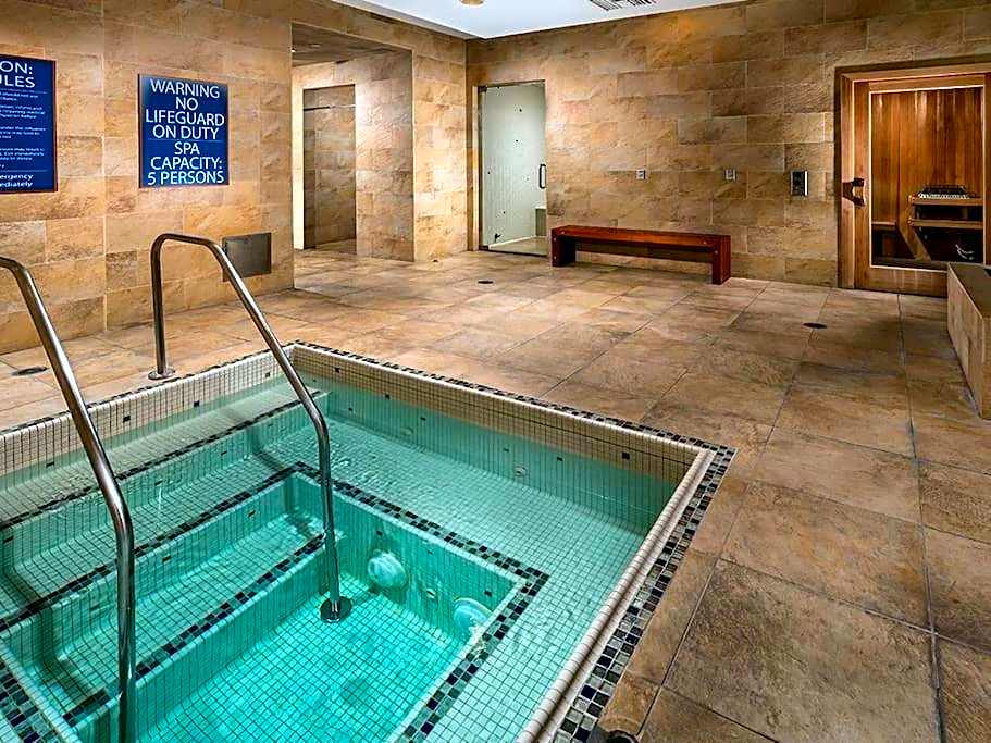 Lux One Bedroom Condo with Garden View