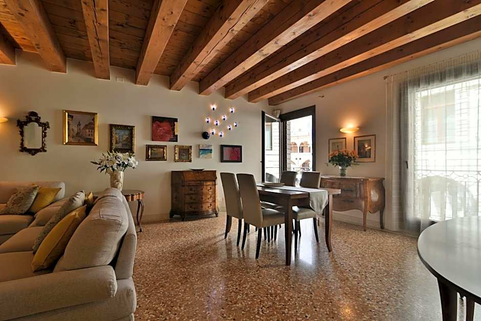 PadovaResidence Apartments - vista Piazza delle Erbe e Palazzo della Ragione