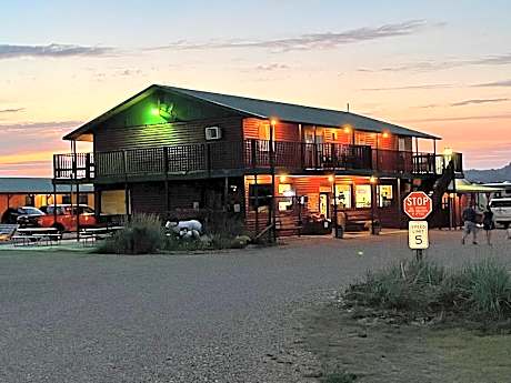 Badlands Hotel & Campground