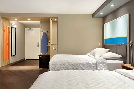 2 Queen Hearing Accessible Room W/Bathtub