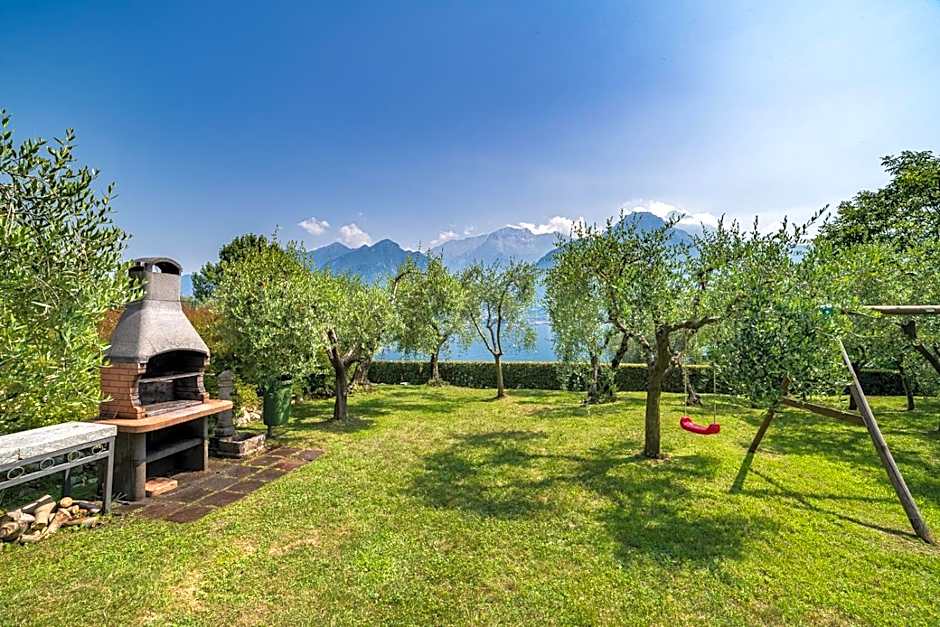 Bellagio Village- 4 Apartments by the lake - Seasonal Warm Pool and Sauna