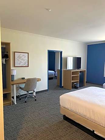 3 Queen Bed Suite