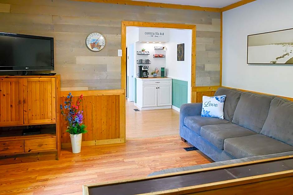 Cozy Cabin in the Forest w BBQ Firepit and More