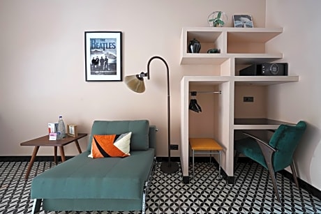 Medium Room with Terrace
