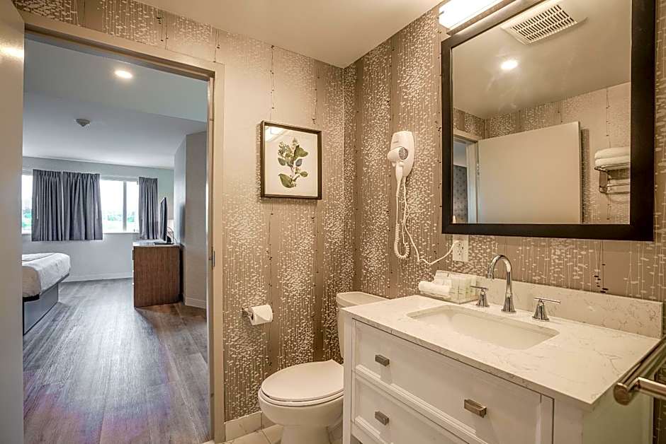 Monte Carlo Inns Oakville Suites