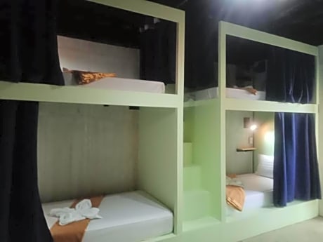 Bed in 6-bed Mixed Dorm - Breakfast Included