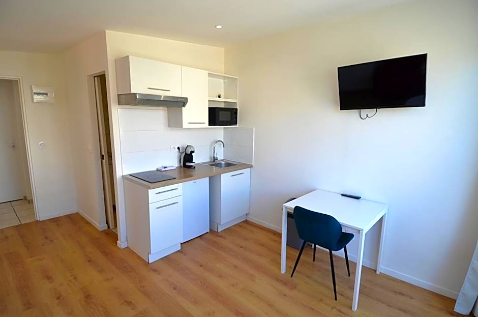 STUDIO CASSIN - next to tramway line 2 near airport