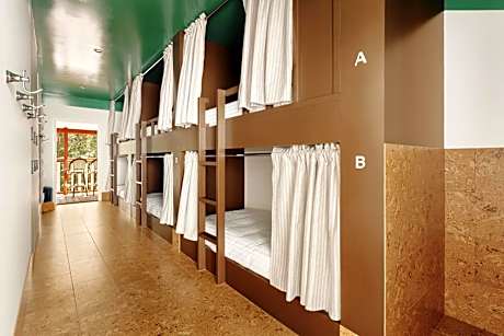 Bed in 6-Bed Female Dormitory Room (18-40 years only)