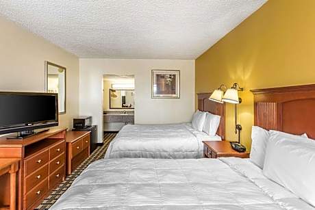 2 Queen Beds, Smoking