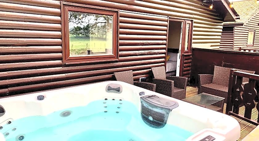 Keer Side Lodge, Luxury lodge with private hot tub at Pine Lake Resort