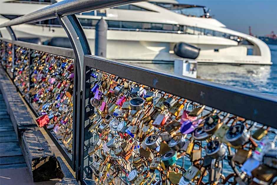 Coast Lonsdale Quay Hotel