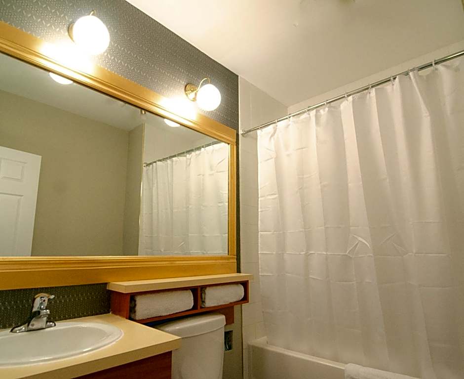 Photo 1 of 6 of 1 Queen Bed, Garden View
