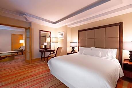 Executive Suite, 1 King, City view, Poolside