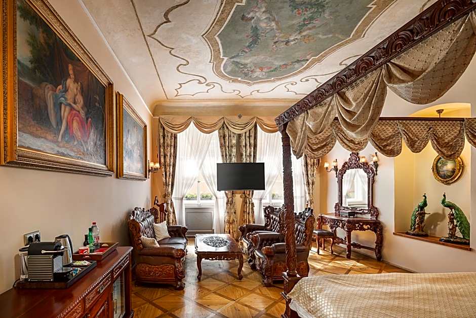 Iron Gate Hotel & Suites