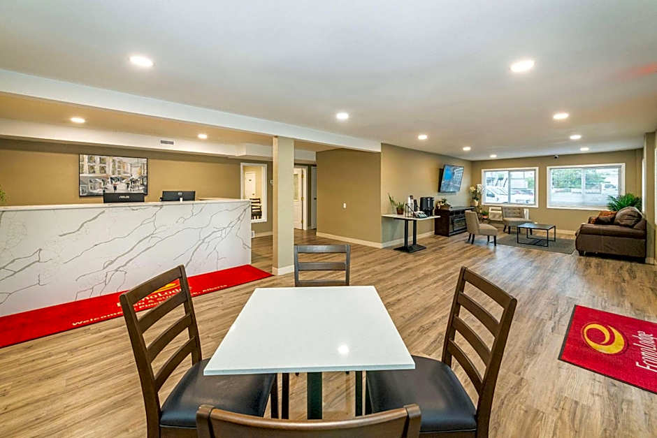 Econo Lodge Inn & Suites