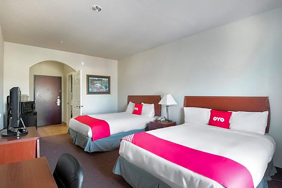 OYO Townhouse Clute Lake Jackson