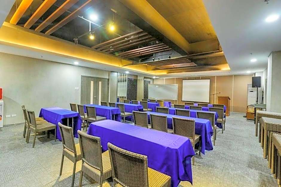 RedDoorz Plus @ Jones Avenue Cebu