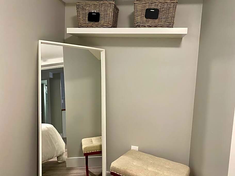 Hidden Getaway, BSMT with Back Yard