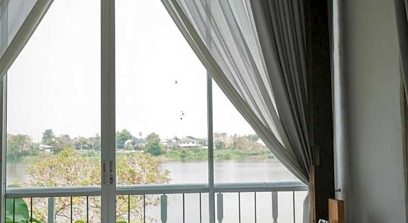 White Wall Riverfront Hotel