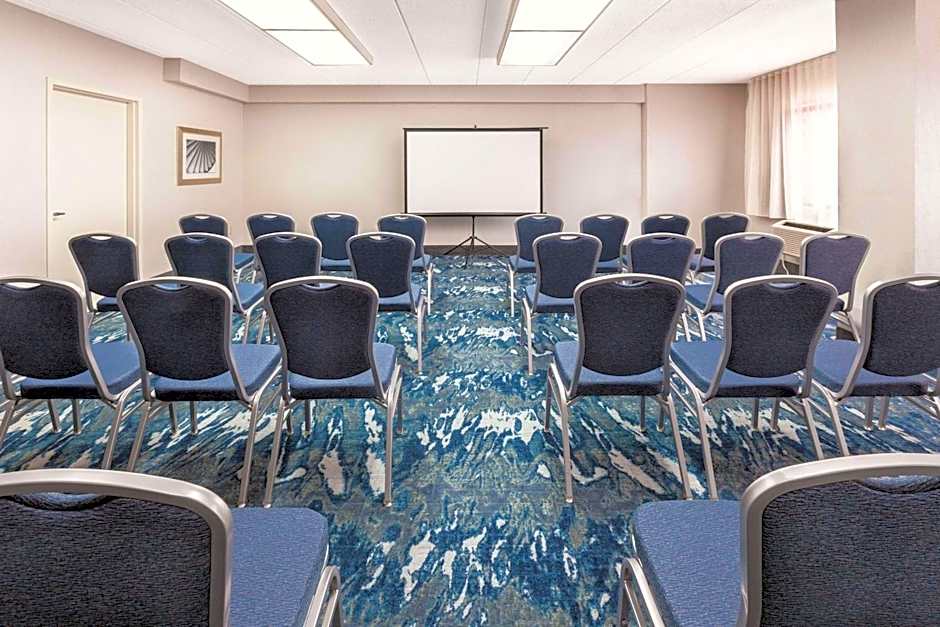 La Quinta Inn & Suites by Wyndham Philadelphia Airport