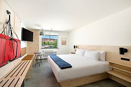 King Room with Bath Tub - Mobility and Hearing Access/Non-Smoking