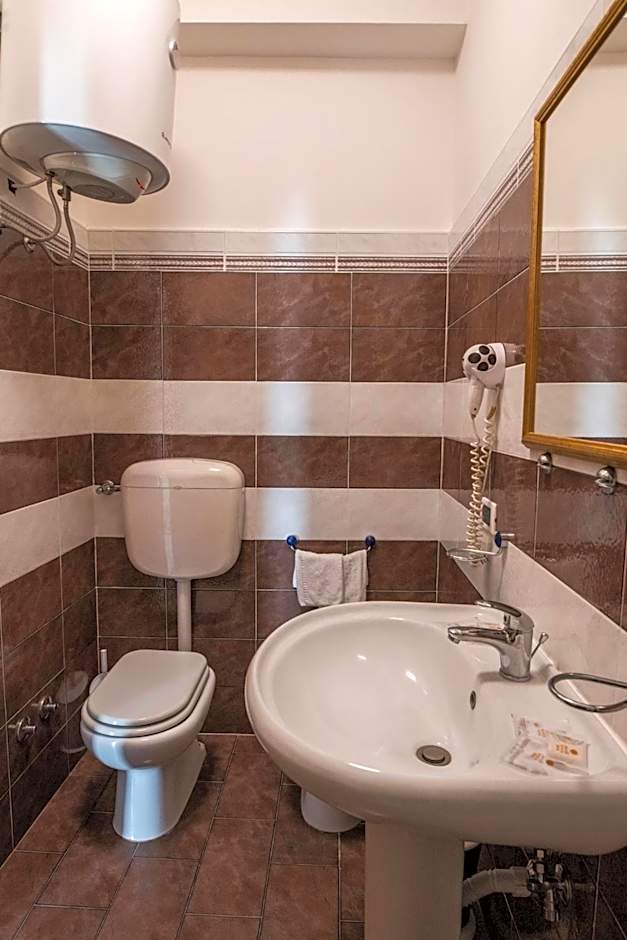 Ada Hotel