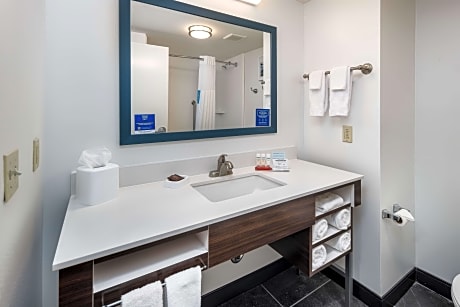 2 Queens Mobility/Hearing Access Tub