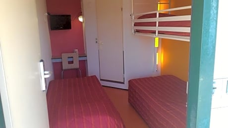 Triple Room (3 Single Beds)