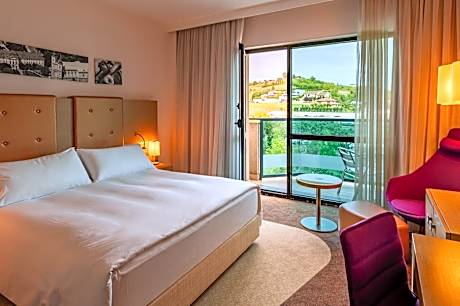 Deluxe King Room with Balcony and Park View