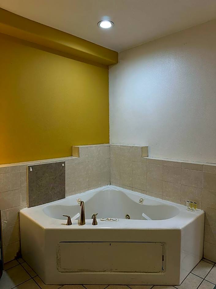 Howard Johnson by Wyndham Bakersfield