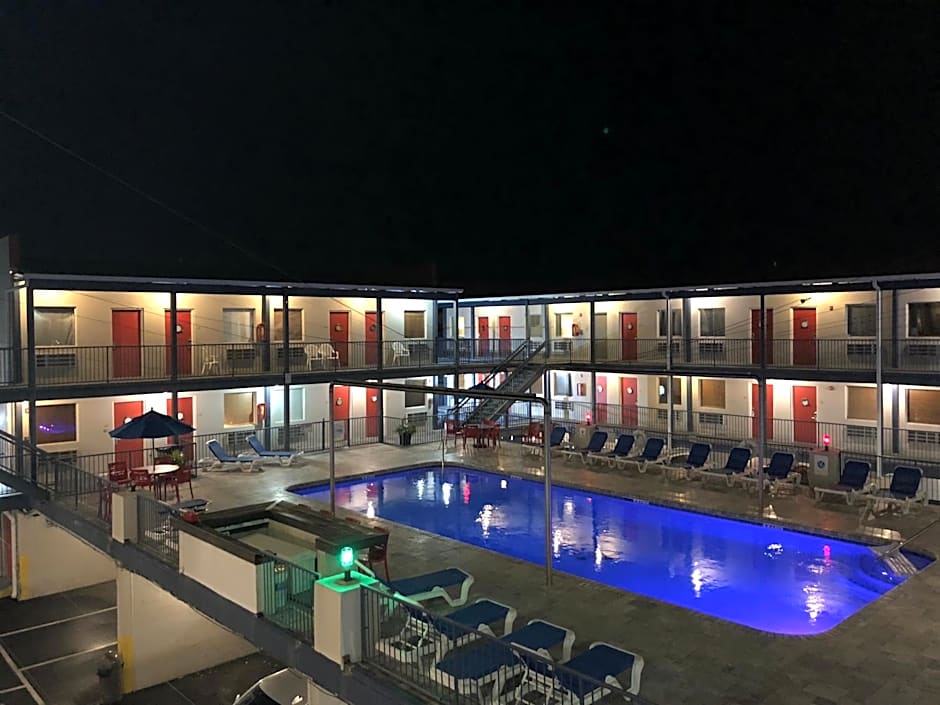 Sea And Breeze Hotel And Condo