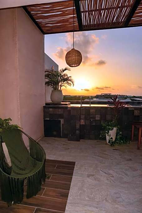 Frida's Artsy Condo with own mural, outdoor tub & rooftop pool