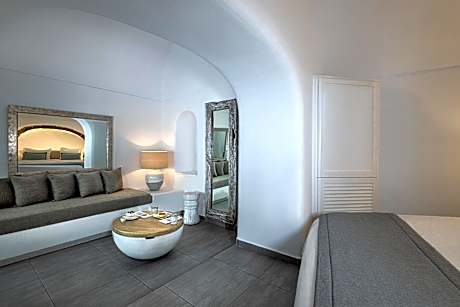 Senior Suite with Outdoor Tub and Caldera View