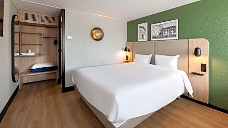 Standard Room - 1 Queen Bed