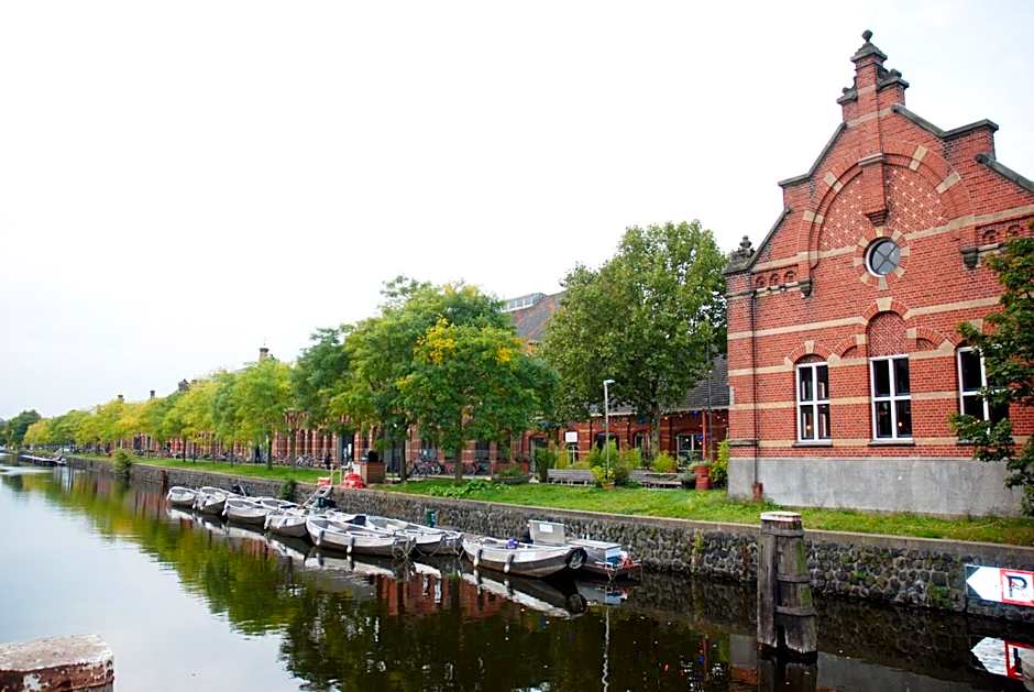 hip & stylish apartment in center, near trainstation, 15 min walk