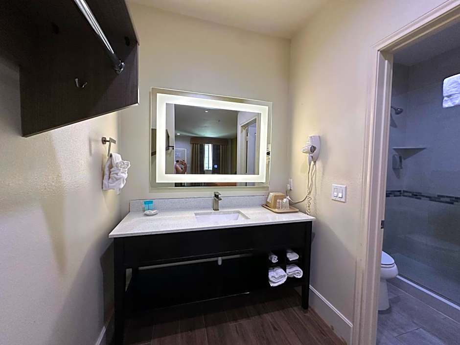 Scottish Inn and Suites