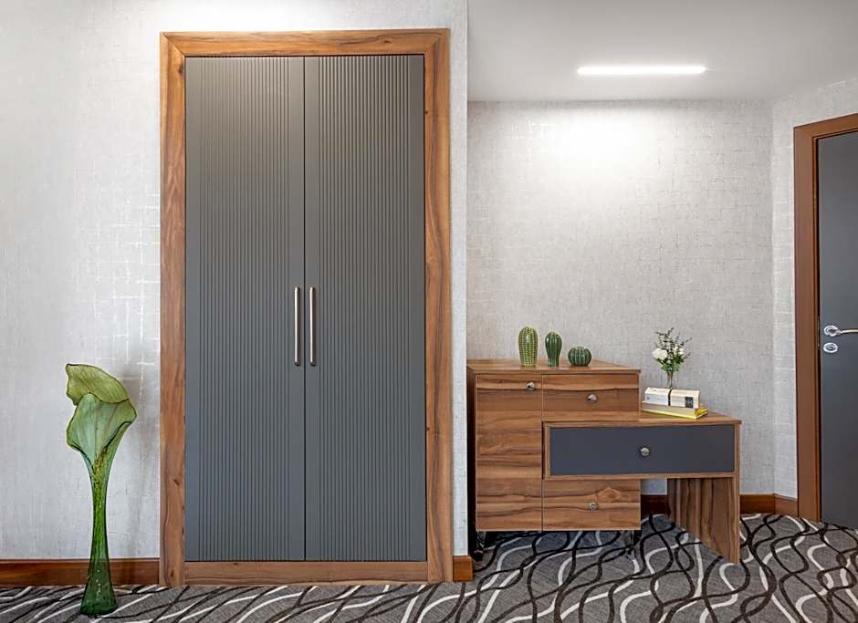 Lilium Hotel & Suites