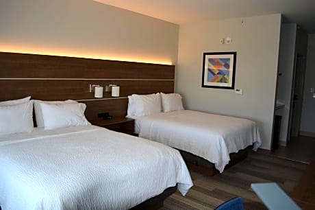 2 Queen Beds Suite Mobil Access Roll Shower