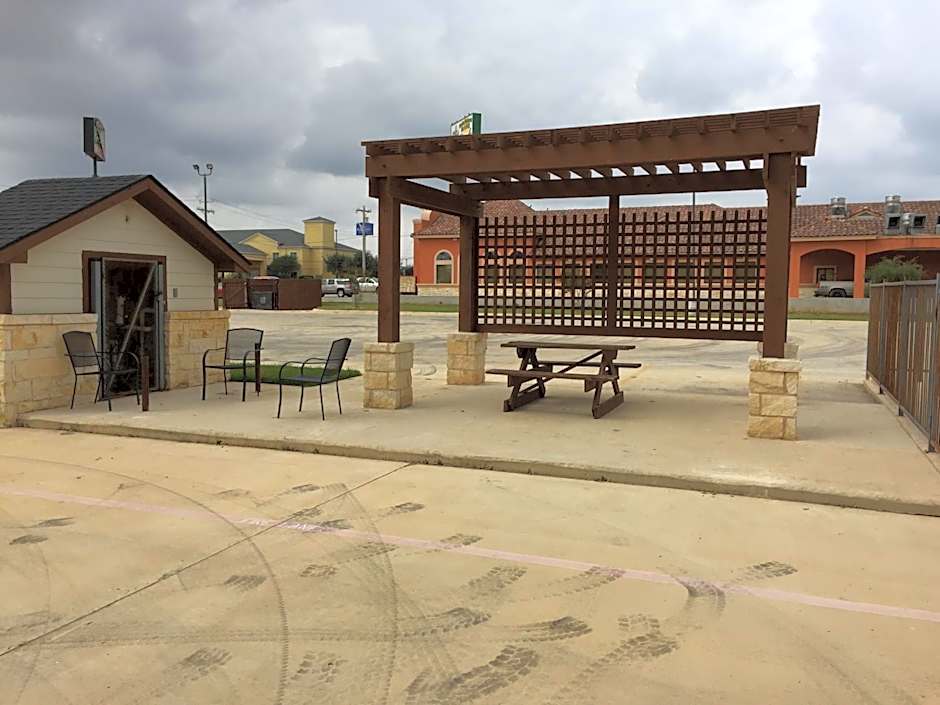 Pearsall Inn and Suites