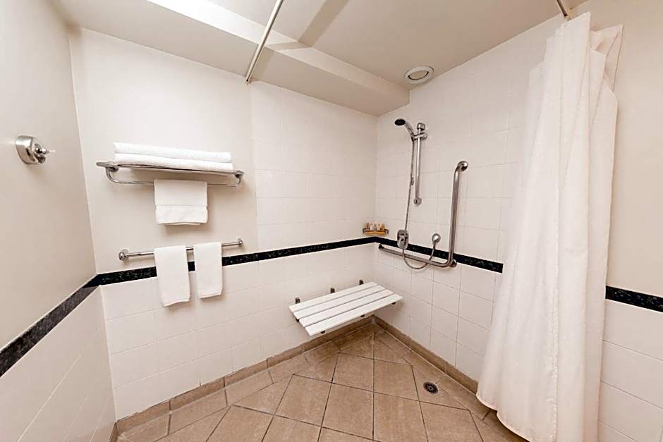 Parkside Hotel & Apartments