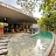 Luxe Jungle Apt 10min To Beach Hot Tub King