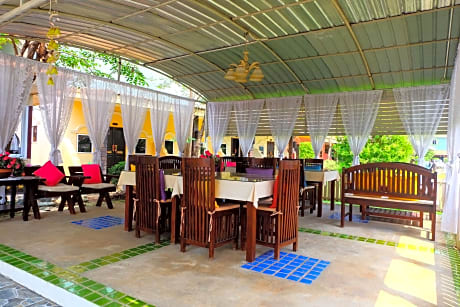P Paradise Hotel