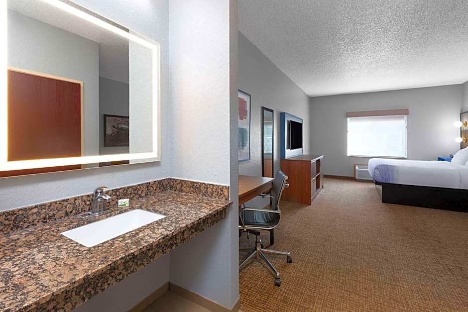 Photo 1 of 6 of 1 King Bed, Mobility Accessible, Grab Bars, Bathtub