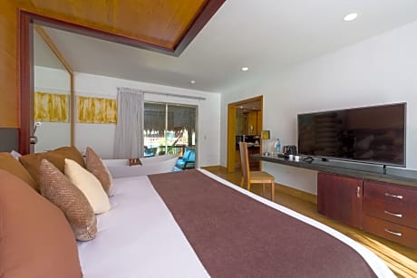 Master Suite Buffet Breakfast & Hydrotherapy Access
