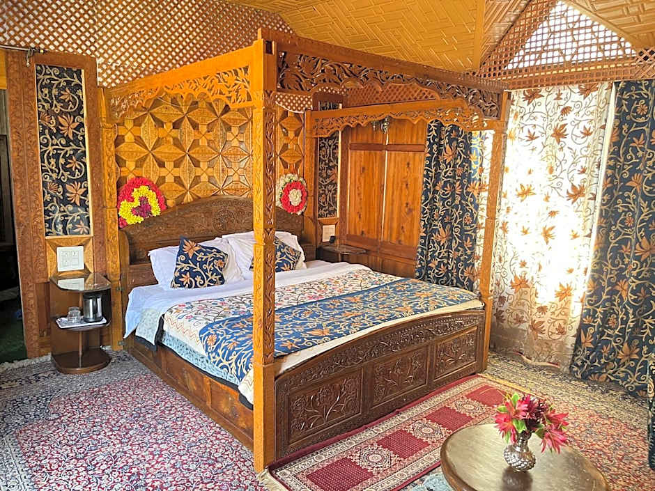 Young Shahzada Group of Houseboats