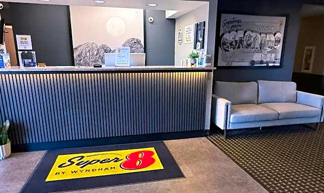 Super 8 by Wyndham Windsor