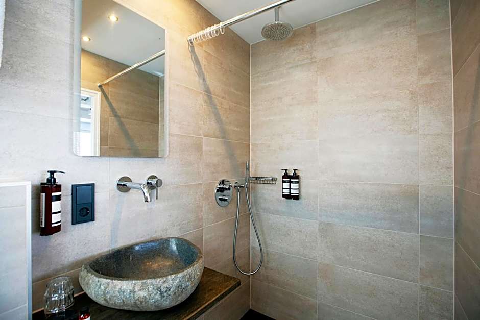 Quentin Golden Bear Hotel