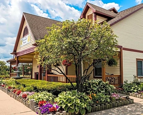 Econo Lodge Inn & Suites