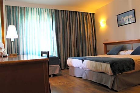 Twin Room (2 Adults + 1 Child)